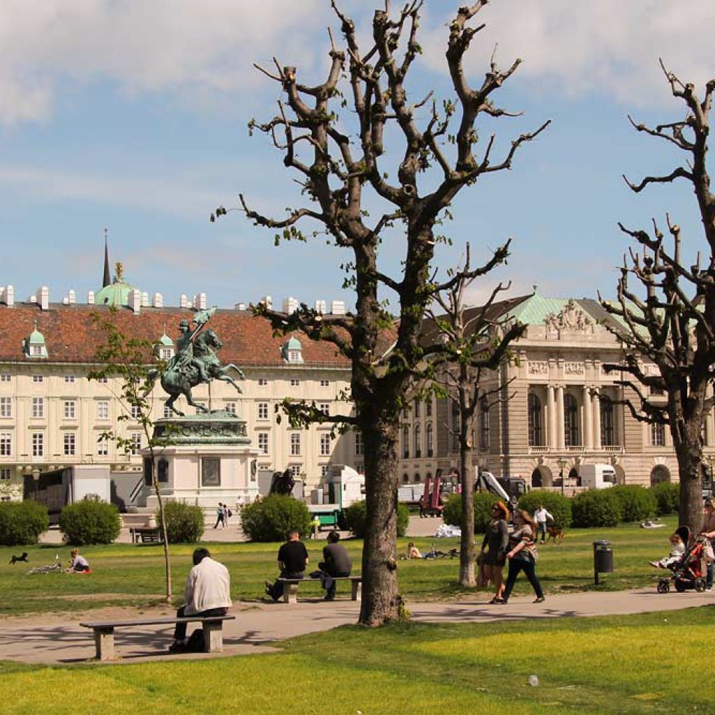 Из Будапешта в Вену - парк дворца Хофбург