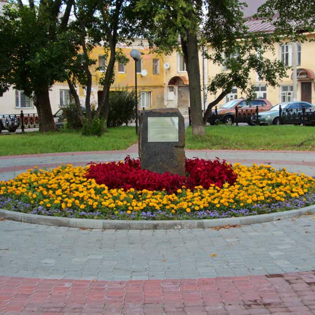 Камень на месте Собора Александра Невского