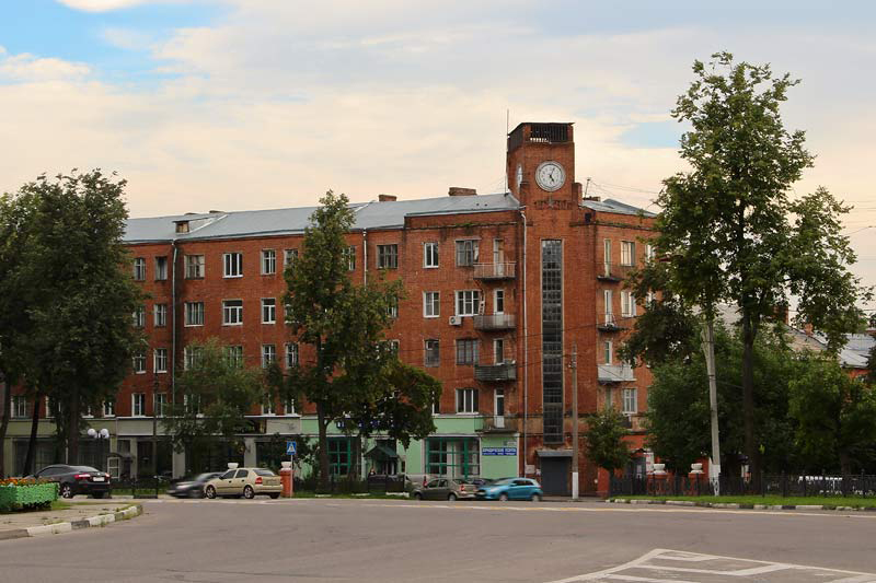 Что посмотреть в Серпухове - Жилой дом с часами на площади Ленина