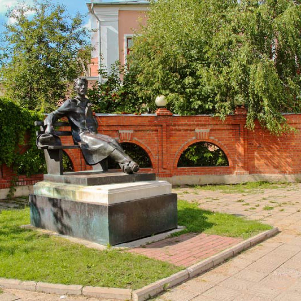 Что посмотреть в Серпухове - памятник Чехову