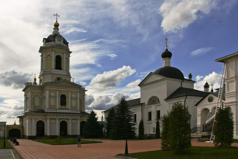 Высоцкий монастырь - колокольня и Покровский собор