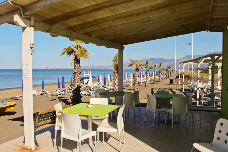 Бар на пляже отеля La Serra